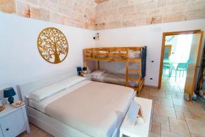 Un dormitorio con una cama y un árbol en la pared. en Le Contrade via Roma, en Monopoli