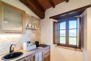 Agriturismo - La Campagna di San Francesco的厨房或小厨房