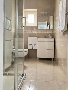 W łazience znajduje się prysznic, umywalka i toaleta. w obiekcie Casa Santa Rita w mieście Alcobaça