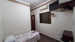 Camera piccola con letto e finestra di HOTEL TABARANA a Ubarana