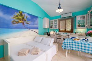 eine Küche mit einem weißen Bett und einer Palme in der Unterkunft Tiny house with a pool in Athen