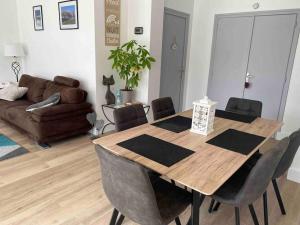 une salle à manger avec une table et des chaises en bois dans l'établissement Le Chasseur Alpin, à Albertville 6 autres photos