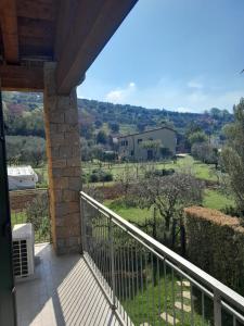 una vista dal balcone di una casa di Into The Green! Arquà Petrarca Flat & Garage a Arqua Petrarca