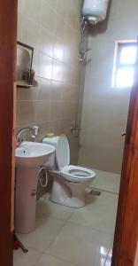 een badkamer met een toilet en een wastafel bij Golden hotel in Jerash