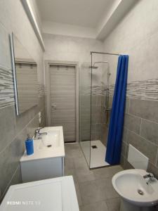 y baño con ducha, lavabo y aseo. en Casa Aris Fiera Vicenza, en Vicenza