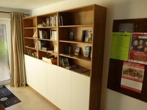 een kamer met een boekenplank met boeken bij Appartement in Altmünster Am Traunsee mit Panoramablick in Altmünster