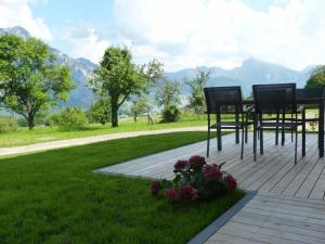 een patio met stoelen en een tafel in het gras bij Appartement in Altmünster Am Traunsee mit Panoramablick in Altmünster