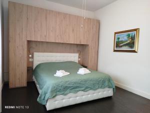 1 dormitorio con 1 cama con 2 toallas en Casa Aris Fiera Vicenza, en Vicenza
