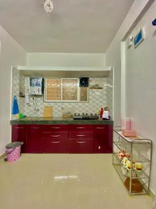 Kuchyň nebo kuchyňský kout v ubytování 2 BHK AC Apartment