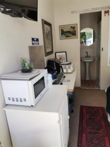 eine Mikrowelle auf einer Theke in einer Küche in der Unterkunft VillaBell in Senekal
