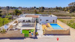 una vista aérea de una casa con piscina en Villa Adele con Piscina Privata - Torre San Giovanni, en Torre San Giovanni