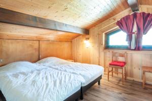 モルジヌにあるEfanle 2の木造キャビン内のベッド1台が備わるベッドルーム1室を利用します。