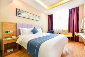 a hotel room with a bed and a sink at Shanshui Trends Hotel Pazhou International Exhibition Center Branch in Guangzhou