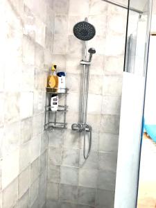 W łazience znajduje się prysznic ze szklanymi drzwiami. w obiekcie Charming House + Chiclana de la Frontera + Garden w mieście Chiclana de la Frontera +10 zdjęć