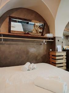 ファザーノにあるa Fasano la casa di Dony e Nicoleのベッドルーム1室(ベッド1台、タオル2枚付)