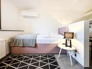 una piccola camera con letto e tavolo di SI-View Einzelzimmer Zimmer 25 a Siegen