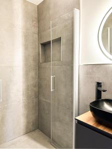 a bathroom with a glass shower with a sink at SI-View Einzelzimmer Zimmer 25 in Siegen