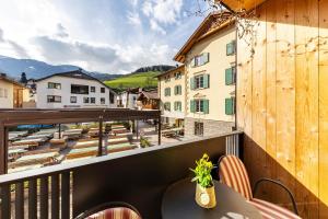 d'un balcon avec une table et des chaises et une vue. dans l'établissement J N Appartement Spritzenhaus, à Sarentino