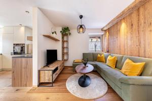 ein Wohnzimmer mit einem Sofa und einem Tisch in der Unterkunft J N Appartement Spritzenhaus in Sarntal