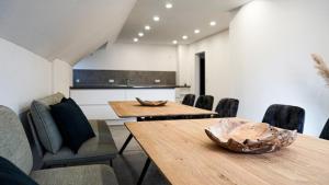 een eetkamer met houten tafels en stoelen bij SI-View Einzelzimmer Zimmer 25 in Siegen