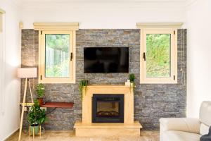 Μια τηλεόραση ή/και κέντρο ψυχαγωγίας στο Villa Anassa Privat Pool Near Beach