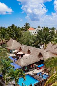 - une vue aérienne sur un complexe avec une piscine dans l'établissement Maia Suites Cozumel, à Cozumel