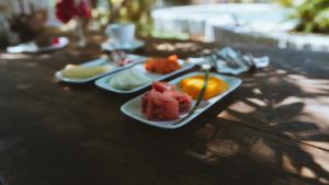 dwie talerze jedzenia siedzące na stole w obiekcie Pousada Casa Branca w mieście Pôrto de Pedras