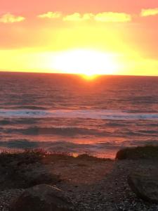 ヒアツハルスにあるB&B by the Sea Hirtshalsの夕日を眺めながらの海上の夕日