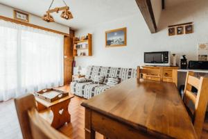 ein Wohnzimmer mit einem Tisch und einem Sofa in der Unterkunft Bon Nant furnished flat in Saint-Gervais-les-Bains