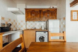 cocina con nevera y lavadora en Bon Nant furnished flat en Saint-Gervais-les-Bains