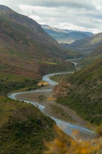 vistas a un río en un valle en Cabañas con tinajas calientes en Parque Guaiquivilo, en Colbún