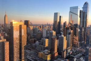 uma vista aérea de uma cidade com edifícios altos em Skyline vie, Luxury, Quiet 1br em Nova York