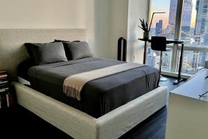 Een bed of bedden in een kamer bij Skyline vie, Luxury, Quiet 1br