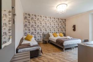 a bedroom with two beds with yellow pillows at L'aja della Mirusina - Piedmont Resort Monferrato Langhe in Canelli