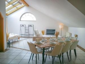 una sala da pranzo con tavolo e sedie di Stadtoase Fulda mit flair - Whirlpool, Balkon, 2xParkplätze, Highspeed WLAN a Fulda