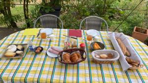 una mesa de picnic con pan y bollería. en Terres de Barréjat, en Cazals-des-Baylès