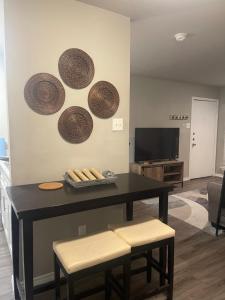 ein Wohnzimmer mit einem Tisch und einigen Platten an der Wand in der Unterkunft Apartment in Dallas