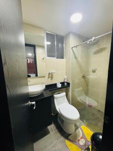 a bathroom with a toilet and a sink and a shower at Espectacular Apartamento in Ricaurte