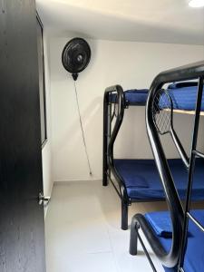 a room with two bunk beds and a fan at Espectacular Apartamento in Ricaurte