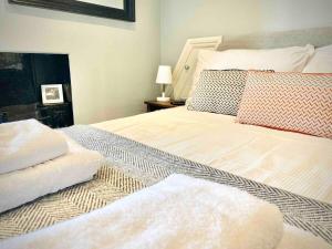 Ένα ή περισσότερα κρεβάτια σε δωμάτιο στο Georgian Loft Apartment - Central Bath