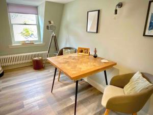 Χώρος καθιστικού στο Georgian Loft Apartment - Central Bath +33 φωτογραφίες