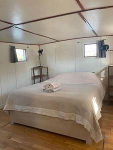 Ένα ή περισσότερα κρεβάτια σε δωμάτιο στο Péniche le Sémaphore +6 φωτογραφίες