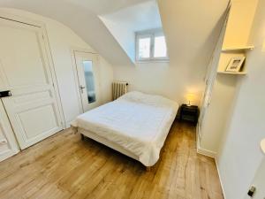 En eller flere senge i et værelse på La maison du Dr Héron + 15 billeder