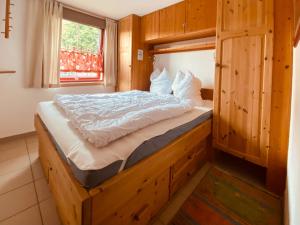 ein Schlafzimmer mit einem Etagenbett aus Holz in einem Zimmer in der Unterkunft Damm-Kate in Zingst