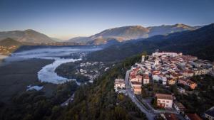 una vista aérea de una ciudad junto a un río en Alla Posta Matrimoniale Relax, en Posta Fibreno