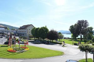 een rotonde in een park met een gebouw en een straat bij Haus der Geschenke - Carinthia in Velden am Wörthersee