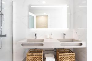 Un baño con dos lavabos y un espejo. en Sunnyland atico cruz, en San Andrés 42 fotos más