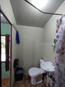 een badkamer met een toilet en een wastafel bij Cabaña con piscina in Venecia