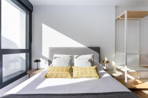 a bedroom with a white bed with yellow pillows at Sunny island atico cruz in San Andrés