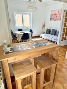 a living room with a table and a couch at Maison Confort & Silence, Jardin & Barbecue in Marseille